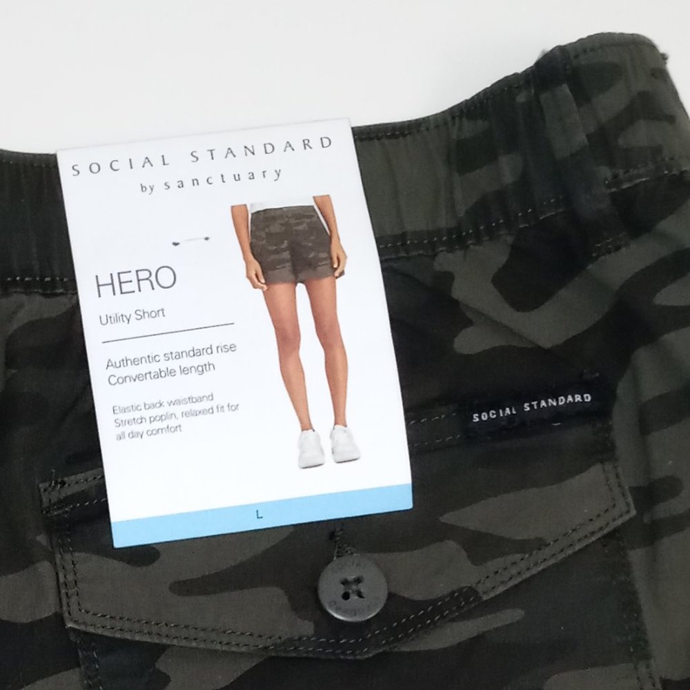 New Woman's Shorts Camo Utility Outdoor Relaxed fit size Large